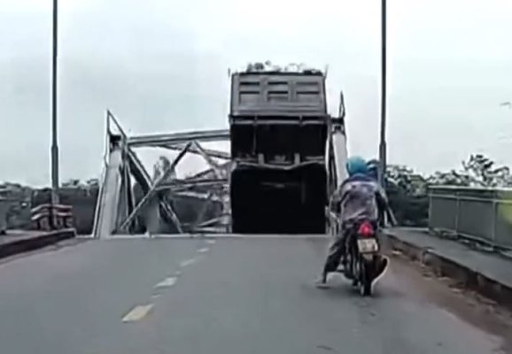 Momentul în care un pod e luat de apă în timpul taifunului Yagi, în Vietnam. Video