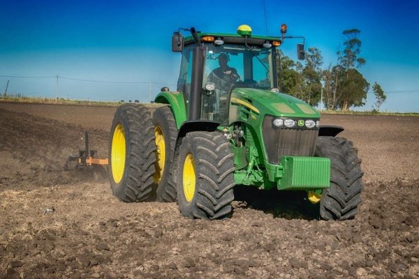 Șocant! O femeie a murit călcată de tractor pe un câmp