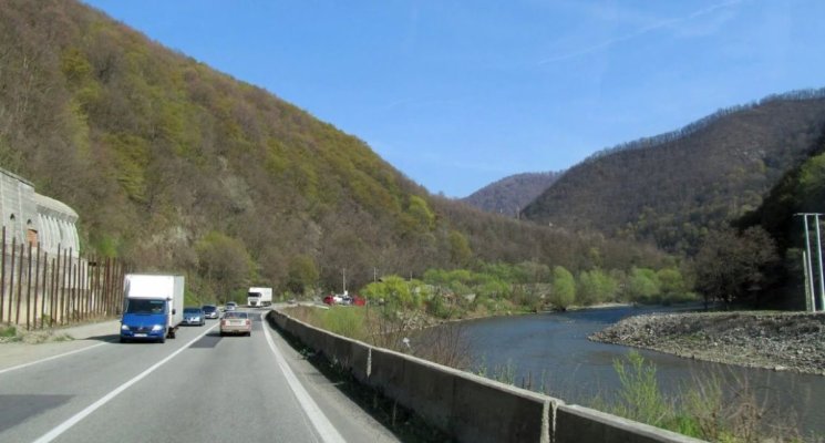 Traficul rutier pe Valea Oltului, între Râmnicu Vâlcea și Sibiu, oprit până pe 25 octombrie
