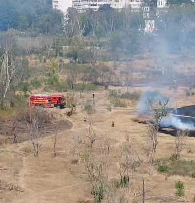 Incendiu puternic în Parcul IOR. Fumul dens a ajuns și în stația de metrou Titan 