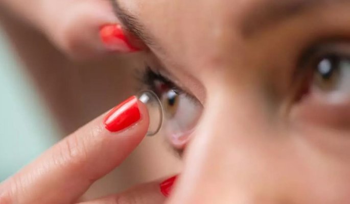 Ai adormit cu lentilele de contact în ochii? Iată ce trebuie să faci pentru a evita neplăcerile și complicațiie