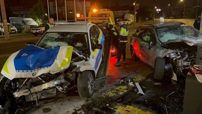 Un șofer în vârstă de 19 ani s-a izbit de mașina poliției. Polițiștii, la spital