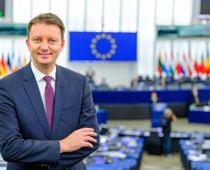 România, din nou cobaiul Europei? Siegfried Mureșan vrea interzicerea partidelor așa-zise suveraniste, după lecția pe care i-a dat-o Germania România, din nou cobaiul Europei? Siegfried Mureșan vrea interzicerea partidelor așa-zise suveraniste, după lecția pe care i-a dat-o Germania