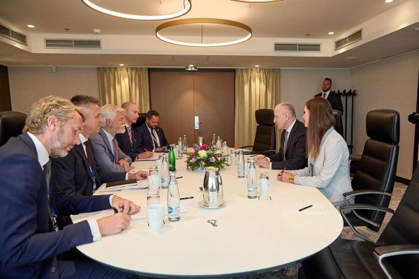 Geoană îl copiază pe Ciucă: S-a dus la Forumul GLOBSEC de la Praga și a discutat cu președintele Cehiei