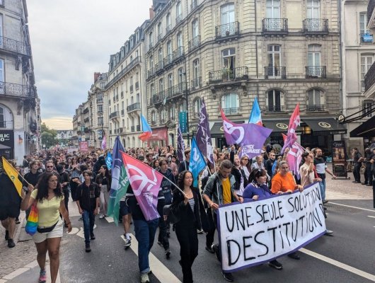 A început nebunia în Franța: Mii de oameni protestează împotriva premierului nominalizat de Emmanuel Macron