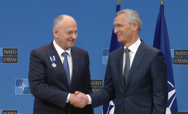 Mircea Geoană a fost decorat de către Jens Stoltenberg: A fost onoarea vieții mele 