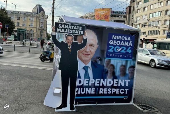Cartoane ironice cu Mircea Geoană, amplasate lângă corturile stradale, după gafa cu Regele Mihai