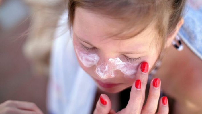 Produsele de îngrijire a pielii pentru copii conțin substanţe chimice care afectează funcția hormonală