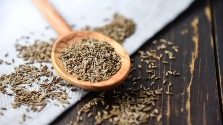 Ingredientul care te ajută să reduci balonarea. Gospodinele îl folosesc frecvent în mâncare