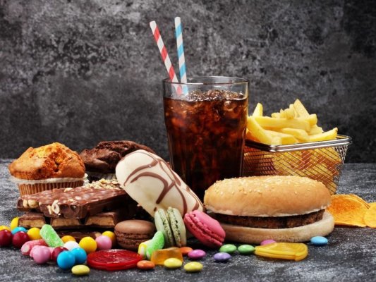 Alimentele ultraprocesate, sub lupa cercetătorilor. Sunt comparate cu țigările
