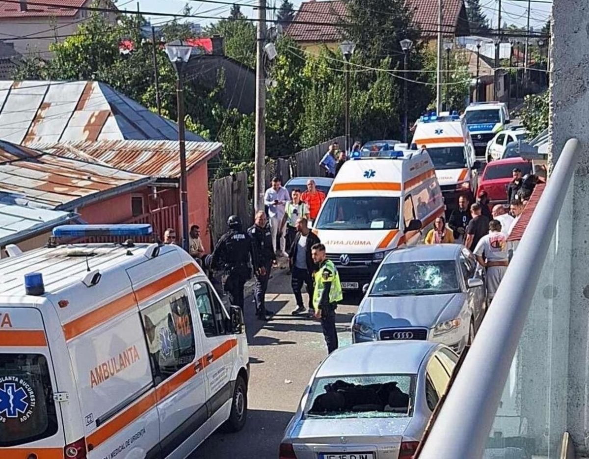 Bataie generala pe strada. Scandalagiii au distrus toate masinile intalnite in cale. Video Bataie generala pe strada. Scandalagiii au distrus toate masinile intalnite in cale. Video