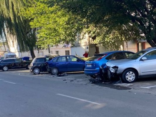 O femeie s-a urcat la volan și a făcut praf 7 mașini parcate