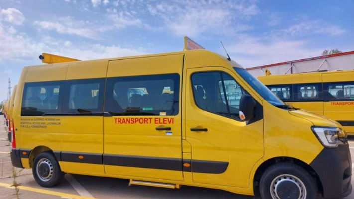 Microbuz școlar, implicat într-un accident. Un elev a fost rănit 