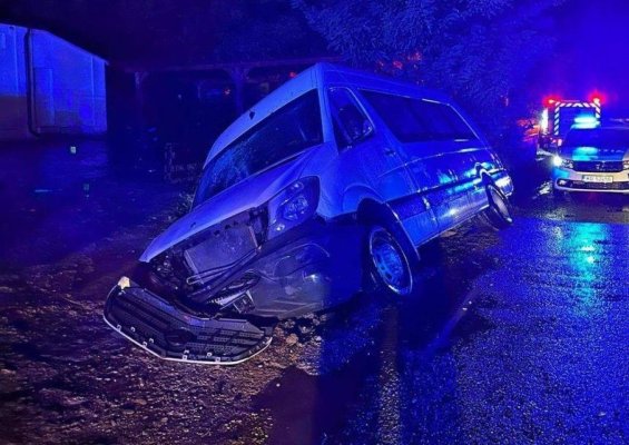 Un microbuz cu zece persoane a ieșit de pe șosea. A fost activat Planul Roşu de intervenţie
