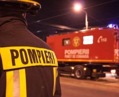 Un stâlp a căzut peste un autoturism, pe strada Pandurului Un stâlp a căzut peste un autoturism, pe strada Pandurului