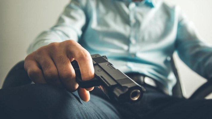 Politician amenințat cu pistolul într-un sediu de partid