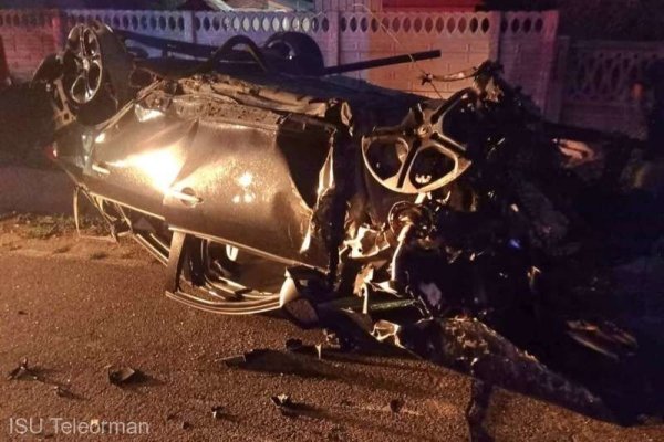 Doi bărbați au ajuns la spital, după ce maşina în care se aflau a intrat într-un stâlp