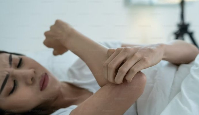 Controverse în cazul femeii de 74 de ani infectată cu virusul West Nile