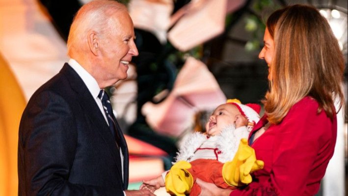 Joe Biden a „mușcat” un bebeluș îmbrăcat în pui la petrecerea de Halloween