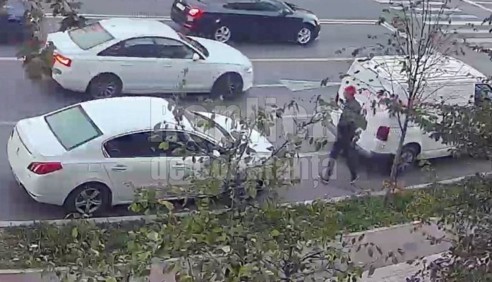 Cunoașteți duba din imagini?! A avariat o mașină parcată regulamentar și a fugit de la locul faptei. Video