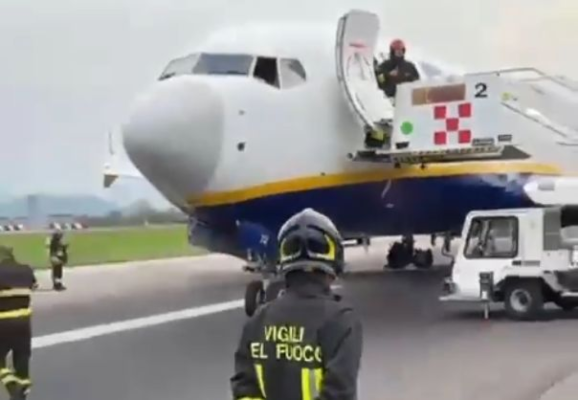  Roata unui avion Ryanair a explodat la aterizare, pe aeroportul din Bergamo. Video
