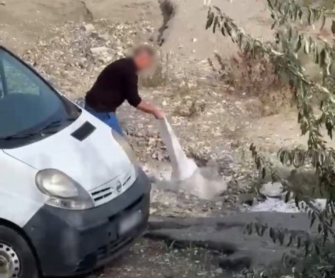 Un nesimțit aruncă deșeuri pe plaja din Faleză Nord! A rămas fără autovehicul și s-a ales cu amendă de 30.000 de lei