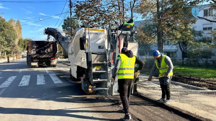 Continuă lucrările de reabilitare a carosabilului pe strada Suceava