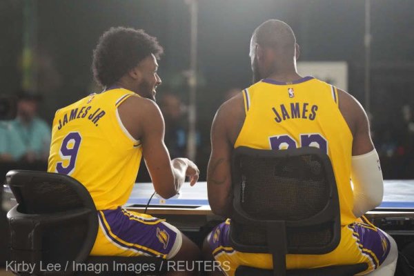 Baschet - NBA: LeBron James şi fiul său Bronny, coechipieri la un meci al lui Lakers