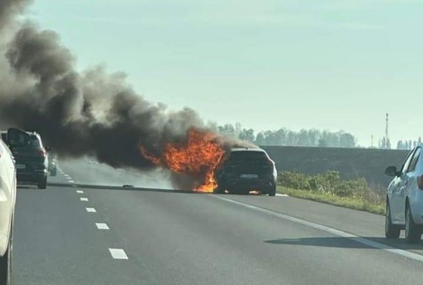 O mașină a luat foc, pe Autostrada Soarelui. Video