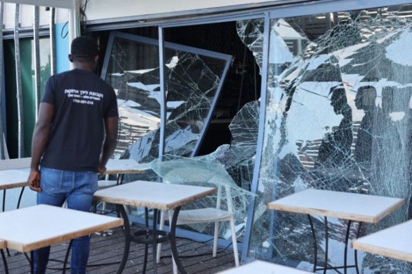 Imagini cu urmările atacului iranian în orașul Tel Aviv