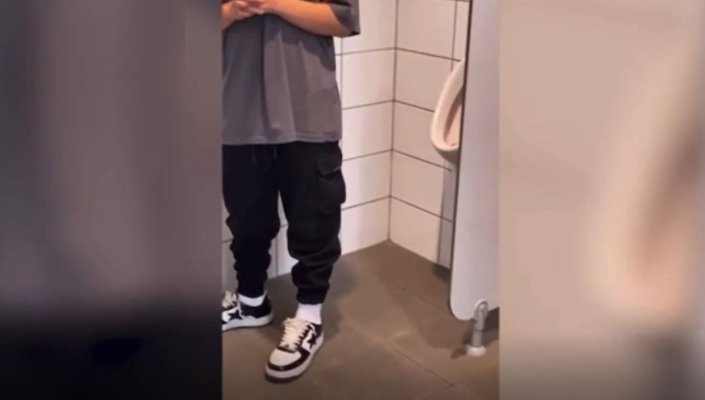 Elev de clasa a V-a, închis în baie și amenințat de trei colegi de școală. Video