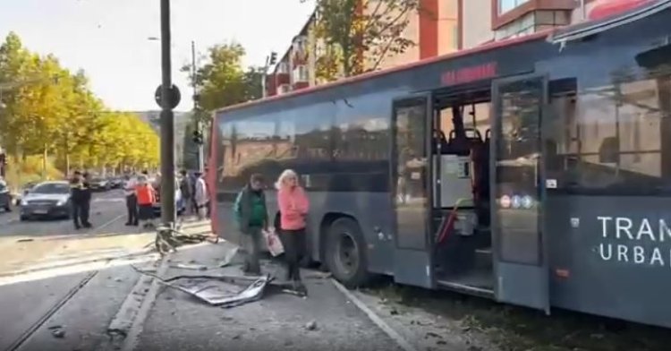 Şase persoane rănite, după ce șoferul unui autobuz plin cu pasageri a încercat să evite o mașină. Video