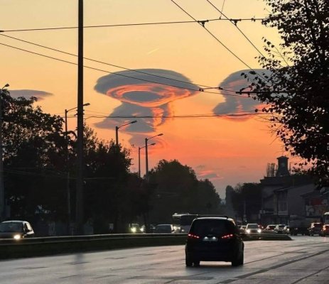 Imagini uluitoare la graniță cu România! Nori lenticulari au învăluit cerul. VEZI GALERIA FOTO