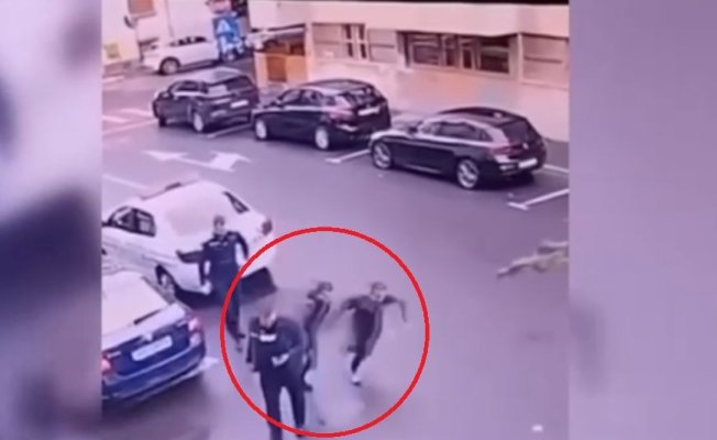  Doi bărbați încătușați au reușit să evadeze chiar de sub ochii polițiștilor. Video  