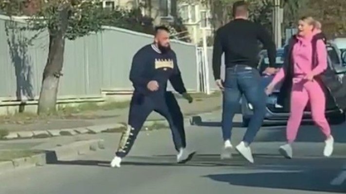 Bătaie cu furci și topoare pentru o tânără din sat. Trei tineri și un pensionar în stare gravă la spital 