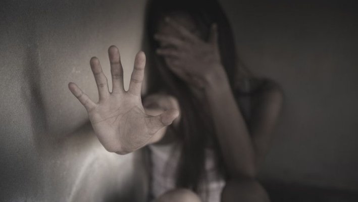 Elevă din București, abuzată sexual de profesorul de engleză