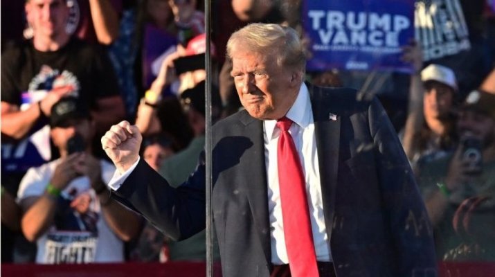 Un bărbat care avea mai multe arme asupra sa a fost arestat la mitingul lui Trump din California