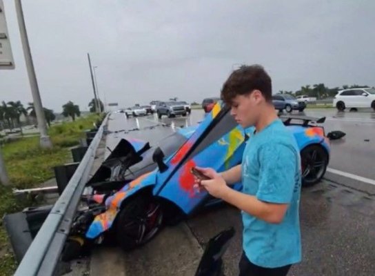Un cunoscut influencer a făcut accident cu un McLaren de 200.000 de dolari, în timp ce era live. Video