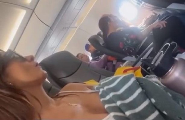 O bloggeriță și prietena ei au fost date jos din avion din cauza felului în care arătau. Video