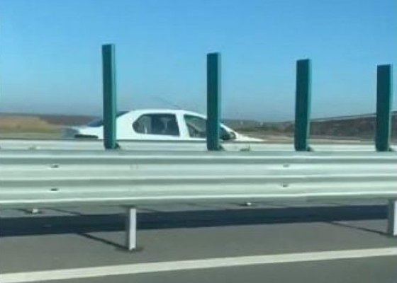Șofer de 70 de ani, cu un copil în mașină, filmat pe contrasens, pe un drum expres. Video