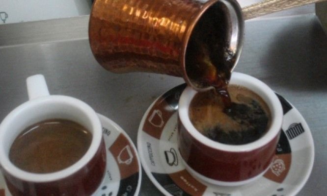 De ce nu este sănătoasă cafeaua la ibric? Cum reduci riscul pentru sănătate
