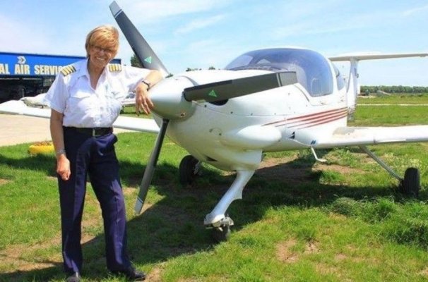 Englezoaica de 78 de ani, care instruia piloții români de la Tuzla, își ia adio de la școala de pilotaj, dată afară cu scandal