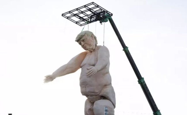 Statuie uriașă cu Donald Trump dezbrăcat, pusă pe o autostradă