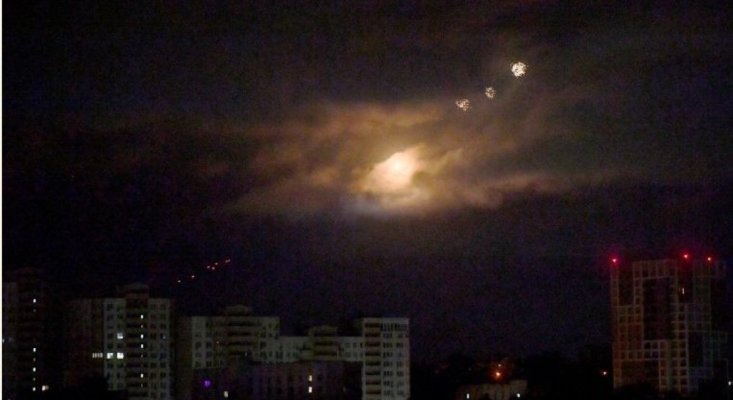 Ucraina afirmă că Rusia i-a atacat infrastructura critică cu 19 drone în cursul nopţii. Incendiul de la depozitul din Perm a fost stins