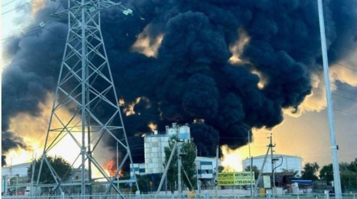 Incendiul provocat de o lovitură ucraineană la un depozit petrolier din Crimeea încă nu a fost stins