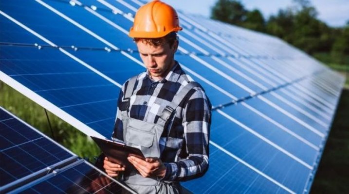Se dau vouchere de 5000 de euro pentru românii care vor să-și pună pe case panouri fotovoltaice