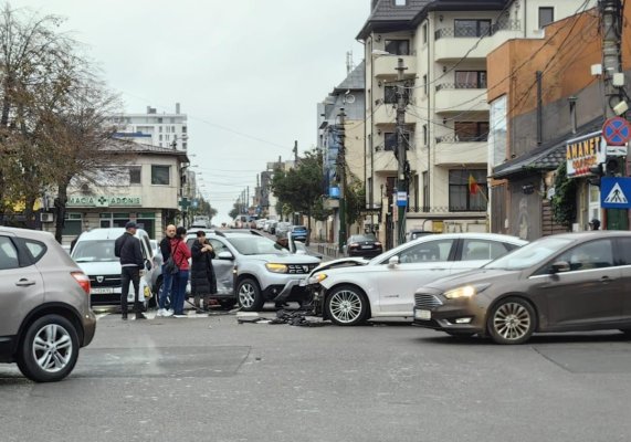 Coliziune între 3 autoturisme, în intersecția de la Delfinariu