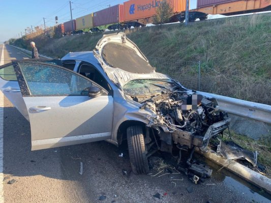 Accident rutier grav între un autoturism și un TIR, pe A2. Doi bărbați au ajuns la spital