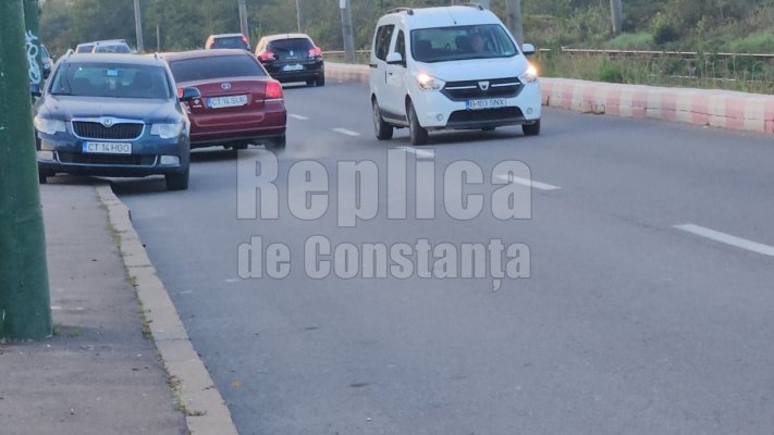 O doamnă care nu dă doi bani pe regulile de circulație a parcat pe contrasens ca să-și lase copilul la școală. Video