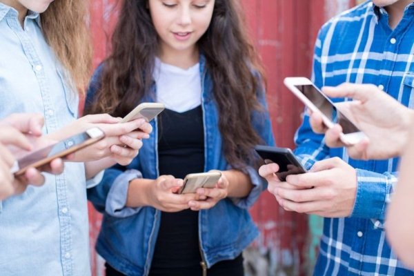 Norvegia ridică limita minimă de vârstă pentru rețelele sociale de la 13, la 15 ani.